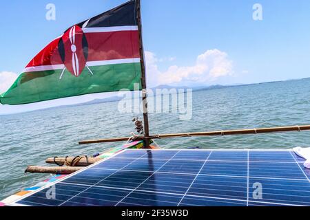 Kisumu, Nyanza, Kenia. März 2021, 9th. Eine kenianische Flagge fliegt auf dem FlipFlopi-Boot, darunter befindet sich ein Solarpanel auf dem Dach des Bootes während der Expedition zum Viktoriasee.das FlipFlopi-Boot macht eine Reise um Afrikas größte Seen, um auf Plastikverschmutzung aufmerksam zu machen. Quelle: James Wakibia/SOPA Images/ZUMA Wire/Alamy Live News Stockfoto