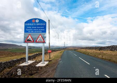 UK Unfall Blackspot - 15. März 2021: Riesiges neues Warnschild endlich über Dibble's Bridge nach drei tödlichen Radfahrzeugabstürzen in sieben Jahren und einem berüchtigten Busunfall von 1975, Fancarl Top, B6265 zwischen Pateley Bridge und Hedben, North Yorkshire, England, UK, Rebecca Cole/Alamy News (c) Stockfoto