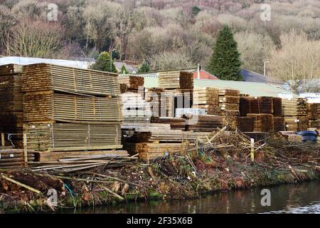 Holzstapel außerhalb der landwirtschaftlichen Versorgungsunternehmen Stockfoto