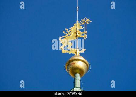 Goldener tschechischer Löwe auf der Spitze des Hauptturms von St. Vitusdom Prag Tschechische Republik Europa Stockfoto