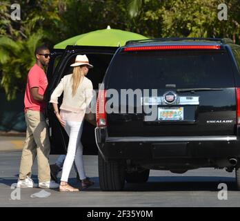 KEY BISCAYNE, FL - MÄRZ 28: (EXKLUSIVE ABDECKUNG) Kim Sears Andy Murray von Großbritannien Freundin verlässt, nachdem Andy Marin Cilic von Kroatien während ihres Viertelfinalmatches bei den Sony Open im Crandon Park Tennis Center am 28. März 2013 in Key Biscayne, Florida besiegt hat. Personen: Kim Sears Kredit: Storms Media Group/Alamy Live News Stockfoto