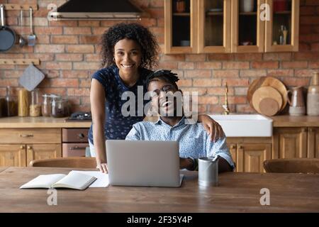 Happy modern african Familie paar mit Laptop in der Küche Stockfoto