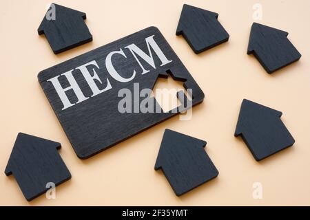 Home Equity Umwandlung Hypothek HECM Zeichen auf dunkle Platte. Stockfoto