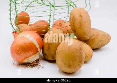 Zwiebeln, Eier und Kartoffeln, Zutaten einer spanischen Kartoffel Omelette Stockfoto