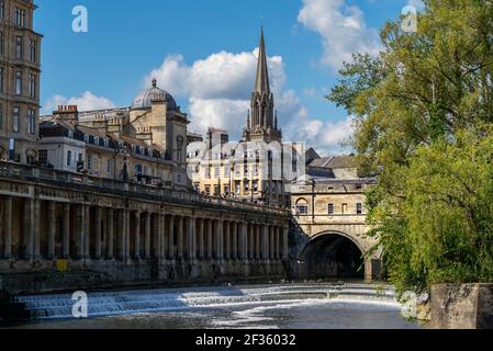 Ein Blick auf Pulteney Bridge, Bath, Somerset, UK mit Blick auf den Fluss Avon Stockfoto