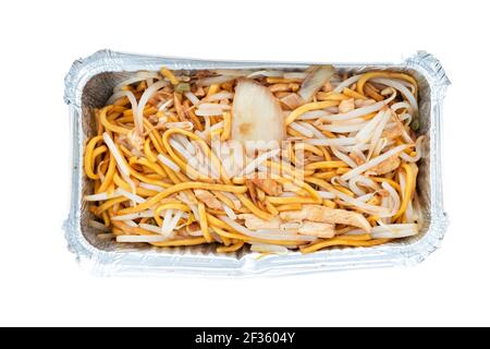 Eine Portion Hühnerkau Mien, in einem silbernen Folienbehälter. Das Essen wurde gerade von einem chinesischen Take Away Shop in Großbritannien gekauft. Eine Fast-Food-Mahlzeit Stockfoto
