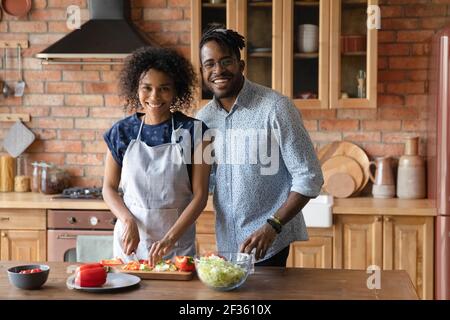 Millennial schwarzes Paar in der Liebe Blick auf Kamera genießen Kochen Stockfoto