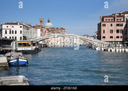 Venedig, Italien. März 2021, 15th. Ponte degli Scalzi durante Venezia in Zona Rossa, Nachrichten in Venezia, Italia, 15 marzo 2021 Quelle: Independent Photo Agency/Alamy Live News Stockfoto