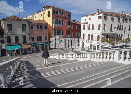 Venedig, Italien. März 2021, 15th. Ponte degli Scalzi durante Venezia in Zona Rossa, Nachrichten in Venezia, Italia, 15 marzo 2021 Quelle: Independent Photo Agency/Alamy Live News Stockfoto