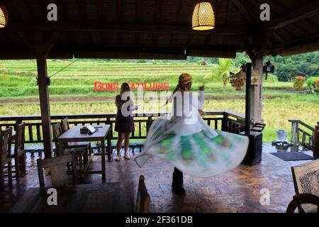 DENPASAR, INDONESIEN - 05. Dez 2020: Ein Sufi-Tanz in einem Restaurant in ubud, Bali, 15. November 2020 Stockfoto