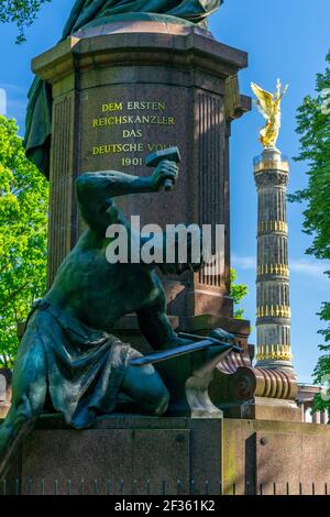 BERLIN, DEUTSCHLAND - 18. Apr 2020: Rückansicht der Bismarck-Statue im Tiergarten an der Siegessäule Berlin am Großen Stern. Vorne ist eine Statue Stockfoto