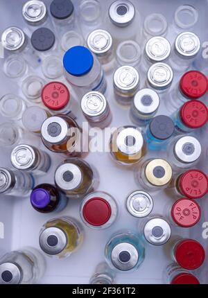 Mehrere Durchstechflaschen mit verschiedenen Medikamenten im Krankenhaus, konzeptionelle Bild Stockfoto