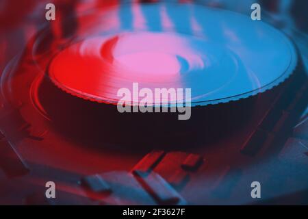 Digital dj tun Tisch auf der Bühne im Nachtclub.CD-Player Bearbeitet mit 3D Stereo-Effekt.Retro anaglyph Filter und professionelle Disc Jockey Turntables in mu Stockfoto