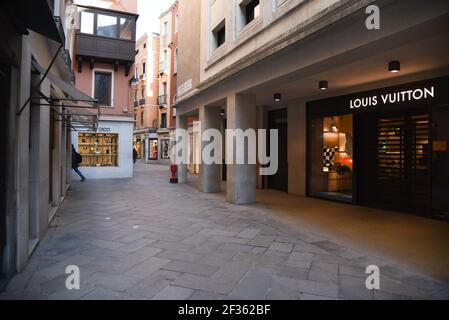 Venedig, Italien. März 2021, 15th. Salita San Moise durante Venezia in Zona Rossa, Nachrichten in Venezia, Italia, 15 marzo 2021 Quelle: Independent Photo Agency/Alamy Live News Stockfoto