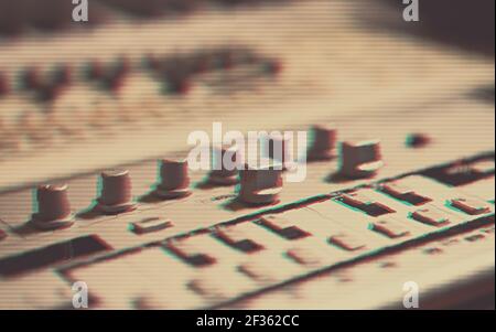 Professionelle Drum-Maschine für neue elektronische Musik Komponist.Spielen und Remix Musikstücke auf Studiosession und Nachtclubkonzert mit Retro-Style sy Stockfoto