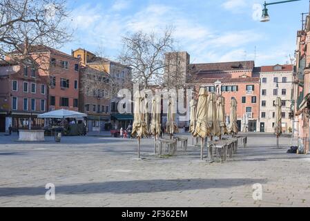 Venedig, Italien. März 2021, 15th. Campo Santa Margherita durante Venezia in Zona Rossa, Nachrichten in Venezia, Italia, 15 marzo 2021 Quelle: Independent Photo Agency/Alamy Live News Stockfoto