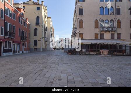 Venedig, Italien. März 2021, 15th. Campiello Santa Maria Zobenigo durante Venezia in Zona Rossa, Nachrichten in Venezia, Italia, 15 marzo 2021 Quelle: Independent Photo Agency/Alamy Live News Stockfoto