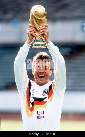 Frankfurt Am Main, Deutschland. März 2021, 15th. Lothar Matthäus feiert am 21. März 2021 seinen 60th. Geburtstag. Archivfoto: Lothar MATTHÄUS, Deutschland, Fußball, Nationalmannschaft, mit der WM-Trophäe, hält die WM-Trophäe hoch, Jubel, Halbportrait, 29. Oktober 1990 Quelle: dpa/Alamy Live News Stockfoto