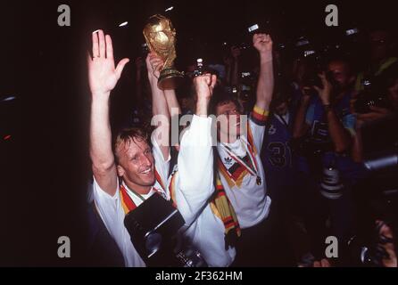 Rom, Italien. März 2021, 15th. Lothar Matthäus feiert am 21. März 2021 seinen 60th. Geburtstag. Archiv Foto: Fußball, WM 1990 in Italien, Finale, Lothar MATTHÄUS und Andreas BREHME feiern mit dem FIFA Cup, QF Â zur Nutzung weltweit Quelle: dpa/Alamy Live News Stockfoto