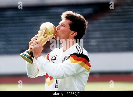 Frankfurt Am Main, Deutschland. März 2021, 15th. Lothar Matthäus feiert am 21. März 2021 seinen 60th. Geburtstag. Archivfoto: Lothar MATTHÄUS, Deutschland, Fußball, Nationalmannschaft, mit der WM-Trophäe, küsst die WM-Trophäe, Halbportrait, 29.10.199.0 ¬ Nutzung weltweit Credit: dpa/Alamy Live News Stockfoto