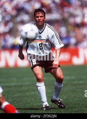 Frankreich. März 2021, 15th. Lothar Matthäus feiert am 21. März 2021 seinen 60th. Geburtstag. Archivfoto: Fußball/Nationalmannschaft: Lothar MATTHÄUS, Deutschland, ganze Figur, Aktion, 06/21/1998. â Nutzung weltweit Credit: dpa/Alamy Live News Stockfoto