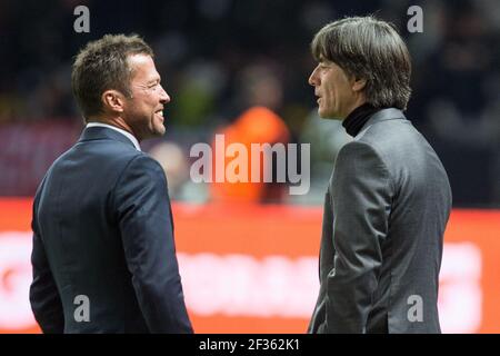 Lothar Matthäus feiert am 21. März 2021 seinen 60th. Geburtstag. Archivfoto: Lothar MATTHÄUS (links, Matthvɬssus, ehemaliger Nationalspieler) im Gespräch mit Joachim LOEW (Lvɬ? W, Jogi, Bundescoach GER), Halbfigur, Halbfigur, Talking, Fußball Laenderspiel, Freundschaftsspiel, Deutschland (GER) - Brasilien ( BRA) 0: 1, am 27. März 2018 in Berlin/Deutschland. vǬ Verwendung weltweit Stockfoto