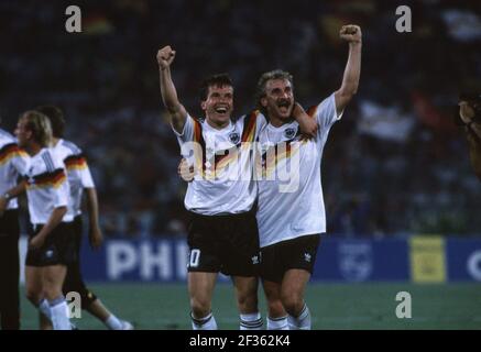 Lothar Matthäus feiert am 21. März 2021 seinen 60th. Geburtstag. Archivfoto: FUSSBALL/National: WM in Italien 1990: Finale: Argentinien - Deutschland 0: 1 Jubilierung, Rudi VOELLER (rechts) und Lothar MATTHÄUS. â Verwendung weltweit Stockfoto