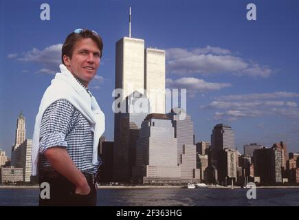 Lothar Matthäus feiert am 21. März 2021 seinen 60th. Geburtstag. Archivfoto: Photomontage-Lothar MATTHAEUS, Fußballspieler, steht in Zivilkleidung vor der Skyline von Manhattan, 1999. â Verwendung weltweit Stockfoto