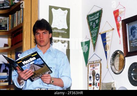 München, Deutschland. März 2021, 15th. Lothar Matthäus feiert am 21. März 2021 seinen 60th. Geburtstag. Archiv Foto: Lothar MATTHÄUS, Deutschland, Fußball, Fußballspieler, hält einen Reiseführer aus Mexiko in der Hand, mit Trophäen und Wimpel an der Wand, privat, zivil, QF Â Nutzung weltweit Quelle: dpa/Alamy Live News Stockfoto