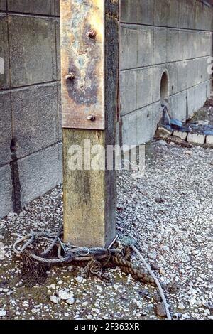 Anlegeseile an einem Holzpfosten am Ufer der Themse in Isleworth, London, Großbritannien Stockfoto