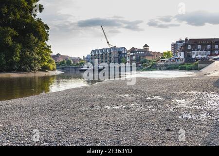 Die Themse am Isleworth bei Ebbe, Isleworth Ait links und der 'London Apprentice' Pub im Hintergrund, London, Großbritannien Stockfoto