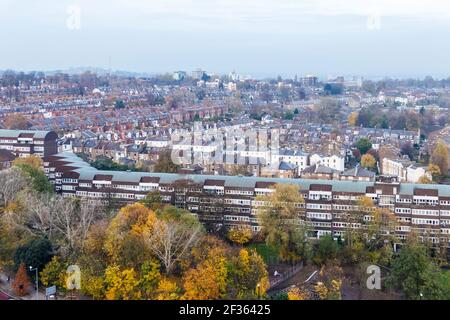 Das Miranda Estate in North Islington, von oben vom Dach des Archway Tower aus gesehen, Alexandra Palace im Hintergrund sichtbar, London, UK Stockfoto