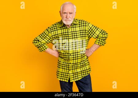 Foto von älteren Mann Rentner Großvater wütend verrückt unglücklich ernst Isoliert über gelbem Hintergrund Stockfoto