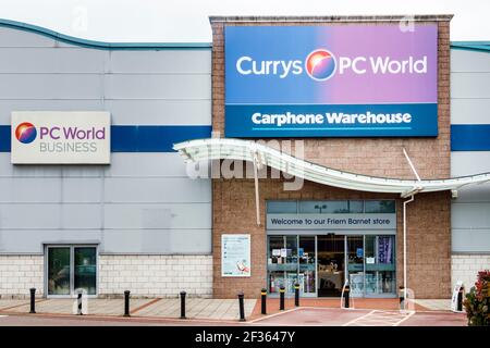 Eine Niederlassung von Currys PC World im Einkaufszentrum Frern Bridge, London, Großbritannien Stockfoto