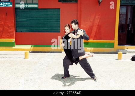 ARGENTINIEN Buenos Aires EIN Paar spielt den Tango auf der Straße in La Boca. Stockfoto