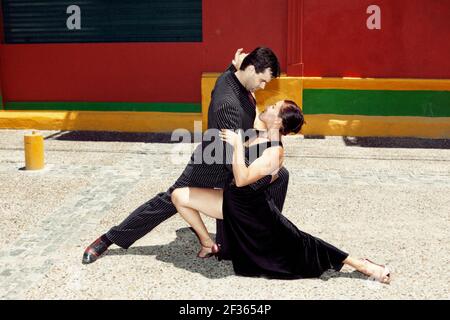 ARGENTINIEN Buenos Aires EIN Paar spielt den Tango auf der Straße in La Boca. Stockfoto
