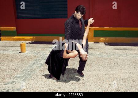 ARGENTINIEN Buenos Aires EIN Paar spielt den Tango auf der Straße in La Boca. Stockfoto