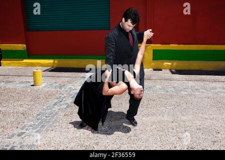 ARGENTINIEN Buenos Aires EIN Paar spielt den Tango auf der Straße in La Boca. Stockfoto