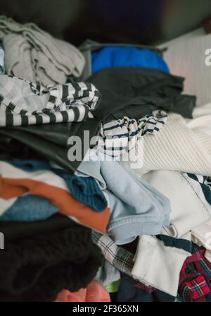 Nahaufnahme der Haufen von Kleidung in der Garderobe Stockfoto