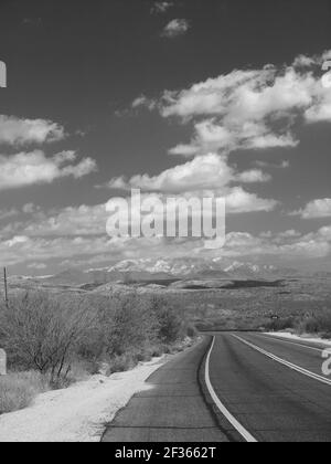 Drei Ausblicke auf den Four Peaks Mountain, wobei der Browns Peak mit 7.659 ft.in Grafschaften Maricopa und Gila die höchste ist. Von der McDowell Mtn Road in Rio Verde aus gesehen Stockfoto