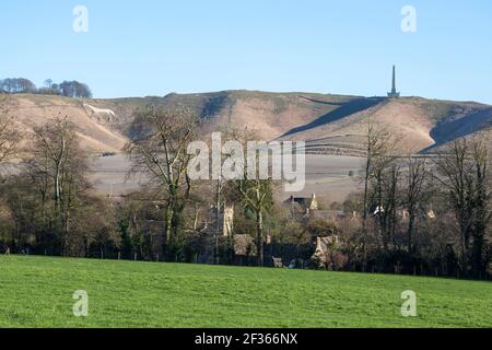 Weißes Pferd, Lansdowne Denkmal, Oldbury Camp Hügel Fort, Kreide Scarp Hang, Cherhill Dorf, Wiltshire, England, VEREINIGTES KÖNIGREICH Stockfoto