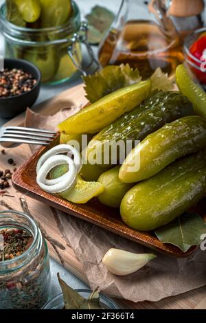 Eingelegte Gurken Nahaufnahme auf grauem Hintergrund. Kulinarischer Hintergrund. Stockfoto