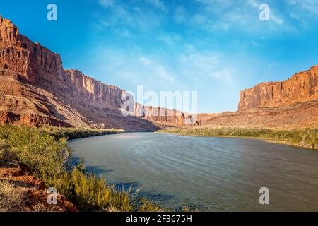 Der ruhige Colorado Fluss in der Nähe des Arches National Park In Utah Stockfoto