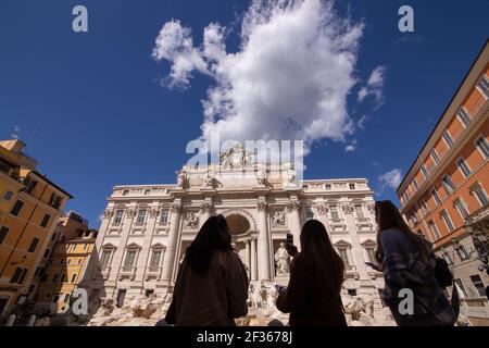 Rom, Italien. März 2021, 15th. Blick auf den Trevi-Brunnen am ersten Tag mit den Einschränkungen der roten Zone zur Bekämpfung der Covid-19-Pandemie (Foto: Matteo Nardone/Pacific Press) Quelle: Pacific Press Media Production Corp./Alamy Live News Stockfoto