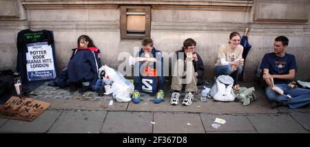 Vor Waterstones auf Picadilly stehen die Leute Schlange und warten darauf, dass das letzte Harry Potter Buch zum Verkauf steht Bild David Sandison Stockfoto