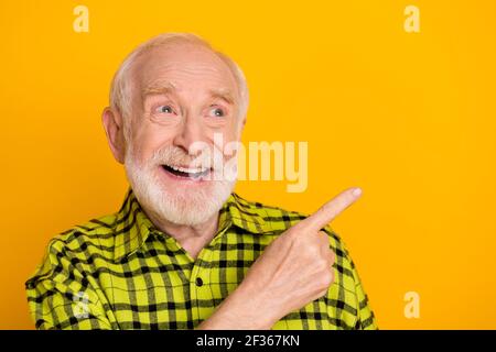 Foto von alten aufgeregt Mann glücklich positives Lächeln zeigen Finger Leere Raum Anzeige promo Beratung Wahl isoliert über gelbe Farbe Hintergrund Stockfoto