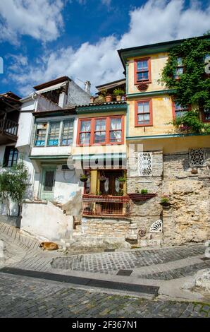 Schöne, bunte alte Häuser im alten Teil (bekannt als "Panagia" Nachbarschaft) der Kavala Stadt, Griechenland. Stockfoto