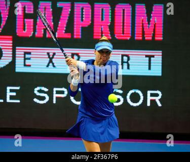 Vera Zvonareva aus Russland in Aktion gesehen während eines Spiels gegen Arina Rodionova (nicht gesehen) aus Australien bei der St.Petersburg Ladies Trophy 2021 Tennisturnier in Sibur Arena. Endergebnis: (Arina Rodionova 0 - 2 Vera Zvonareva) Stockfoto