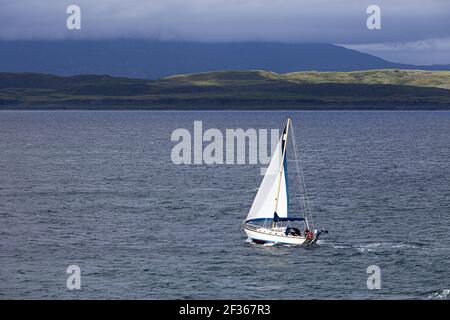 Eine Yacht, die vor der Küste von Oban, Argyll und Bute, Schottland, Großbritannien, segelt Stockfoto