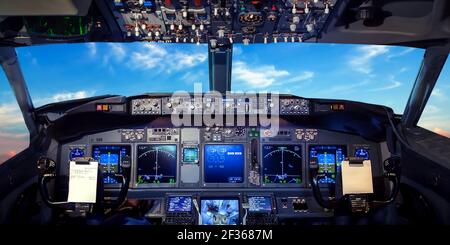 Cockpit Pilot Flight Deck Anzeige. Drosselstrahlkabine mit Bedienfeldebene. Blick in den Fenstern blauen Himmel Wolken Stockfoto